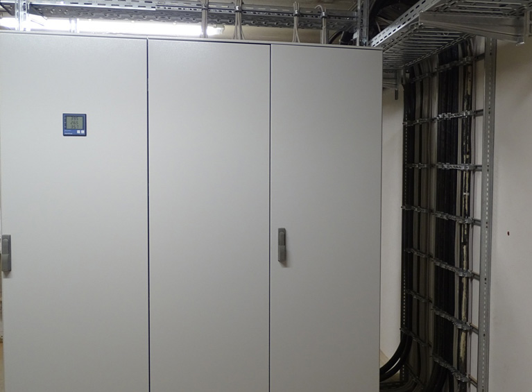 Fertig verdrahteter Schaltschrank — echtes Projektfoto